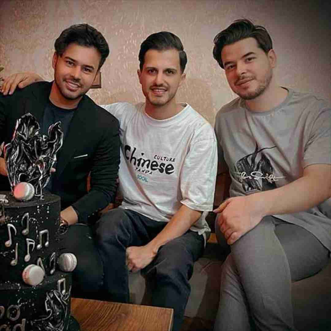 امو بند چشم تورو یادم میمونه اون کهکشون مغرورو
