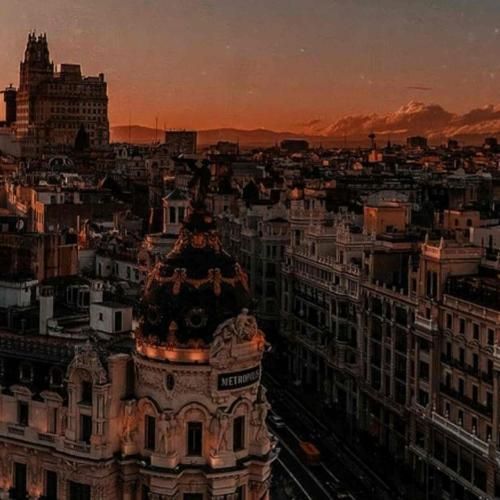  تو قبله گاه منی آخه پناه منی حالا عاشقم آره عاشقم