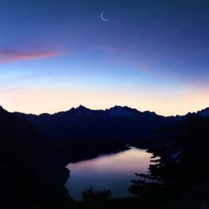 دانلود آهنگ سنگتو به سینه میزدم حالا رو سنگت یه اسم و یه تاریخ